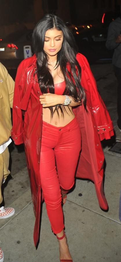 El rojo es el color del otoño de 2017, pero ella ya se adelantó a la tendencia el invierno pasado. LO mismo le pasó con la siguiente tendencia...