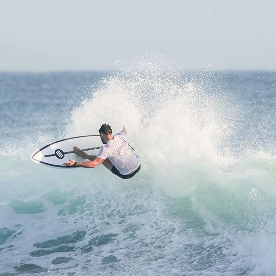 Esos brazos. No hace falta decir más. Bueno, sí, que estamos buscando escuelas de surf en Australia.