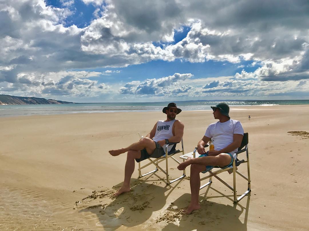 Hasta el sombrero a lo 'Cocodrilo Dundee' le sienta bien a este chico...
