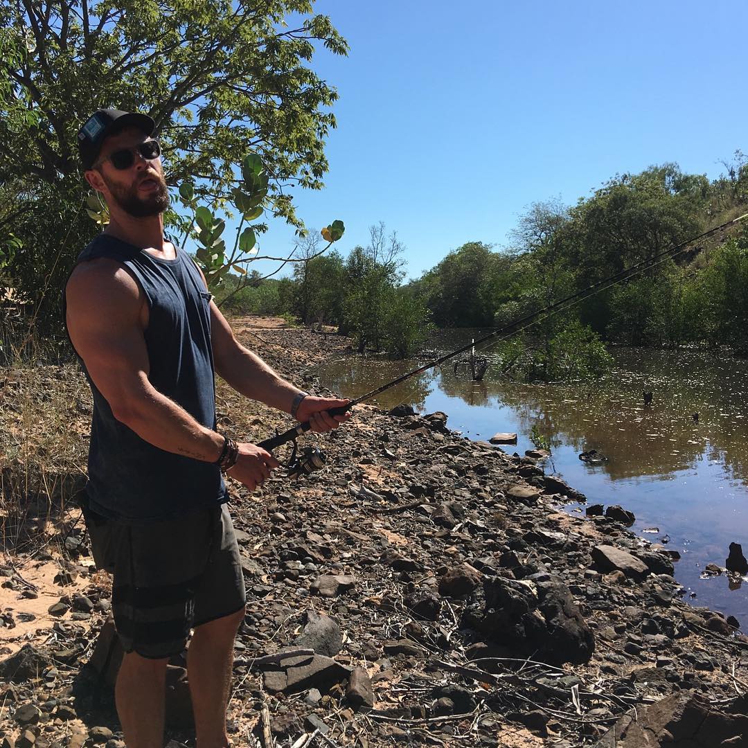 No sabemos qué quiere decir Chris Hemsworth con la pose de esta foto, pero desde luego, a nosotras nos gusta la pesca mucho más a partir de hoy.
