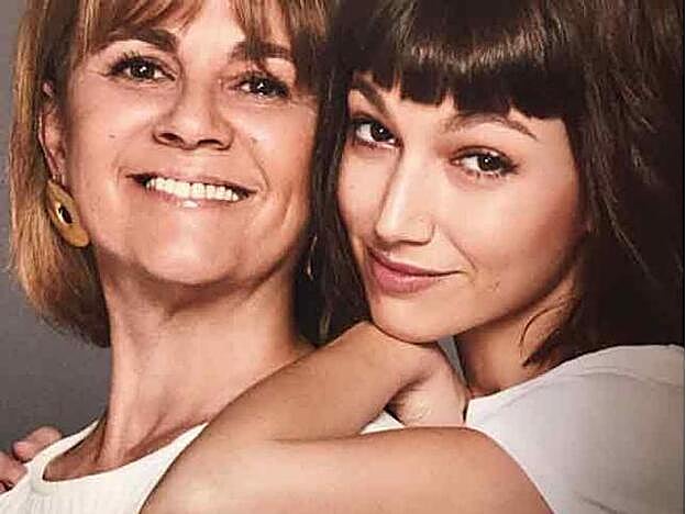 La actriz en una de las fotos que ha compartido en sus redes con su madre.