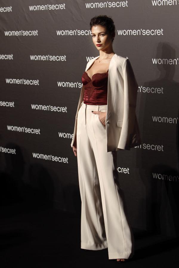 No hay conjunto m´as elegante, si sabe llevarlo, que un traje masculino. La actriz dio una lección de estilo con uno en clave 'oversize' con corsé marsala. Sexy y elegante a partes iguales