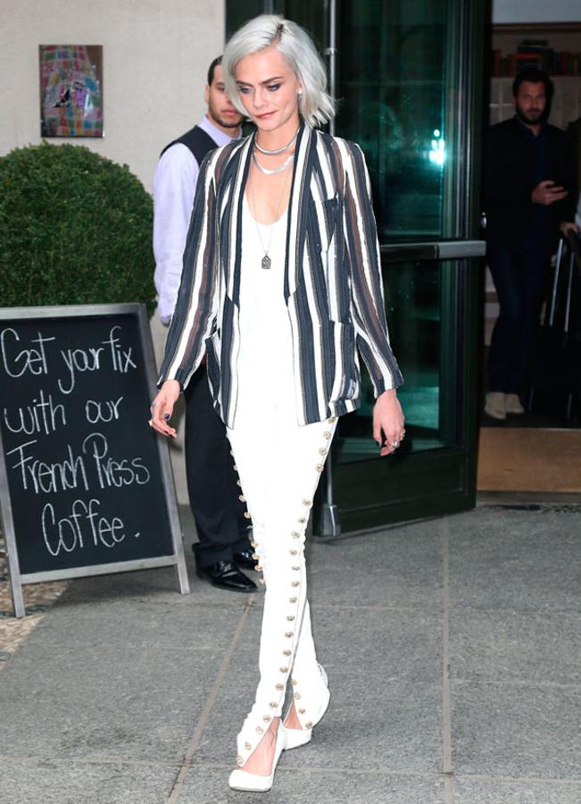 Tachas laterales en el pantalón y chaqueta de rayas, uno de los looks más arriesgados de la modelo.