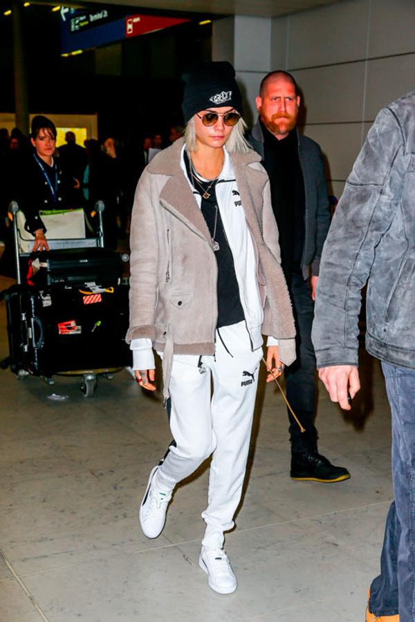 El chándal es una de las prendas preferidas de Cara para lucir en su día a día e incluso para viajar. Suele combinarlo con chaqueta de borrego y gorro.