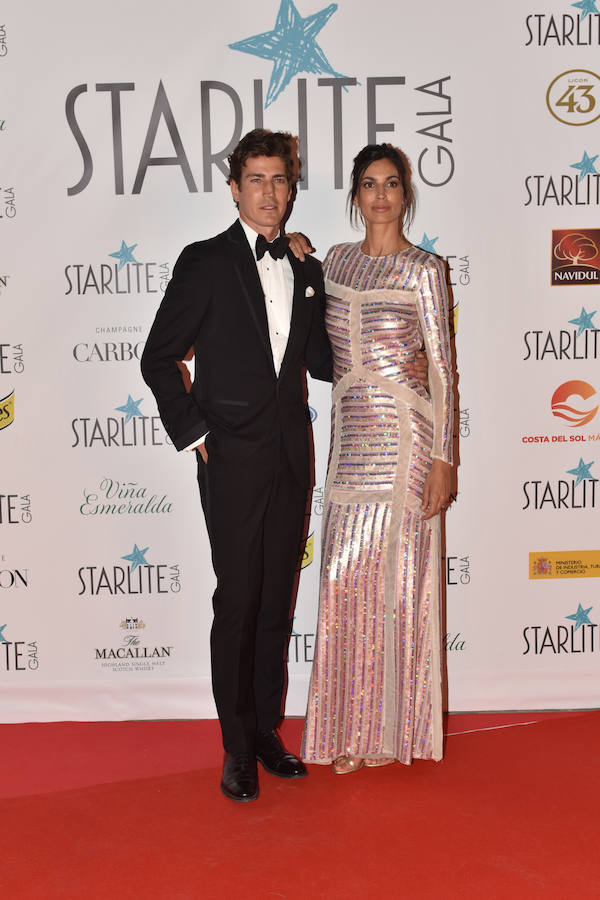 La pareja de modelos fue una de las más elegantes de la noche. El top model catalán optó por un esmqouin clásico y su chica por un vestido con lentejuelas.