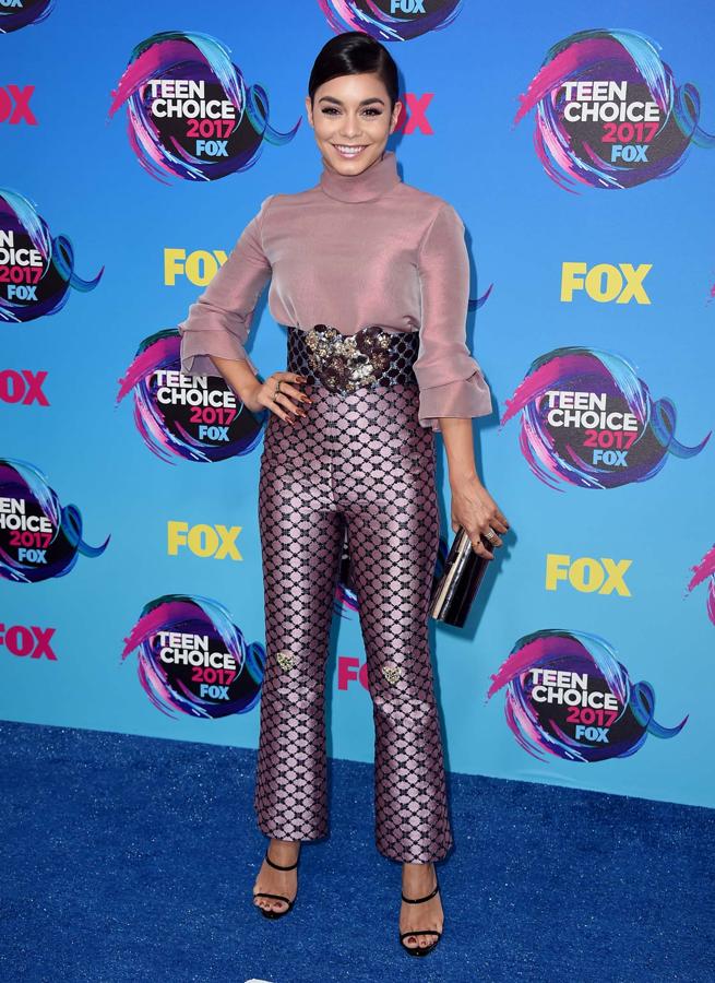 La actriz Vanessa Hudgens vestida de Reem Acra y con un recogido acabado en moño.