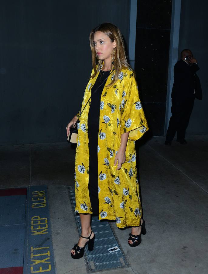 La actriz tiró de básicos para crear un look perfecto para una noche de verano: vestido negro, sandalias de tacón cuadrado y kimono con estampado floral de Topshop.