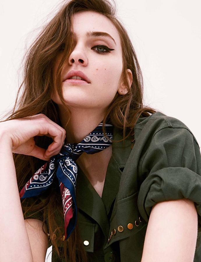 Camisa militar de Sandro y pañuelo bandada de seda de Hermès.