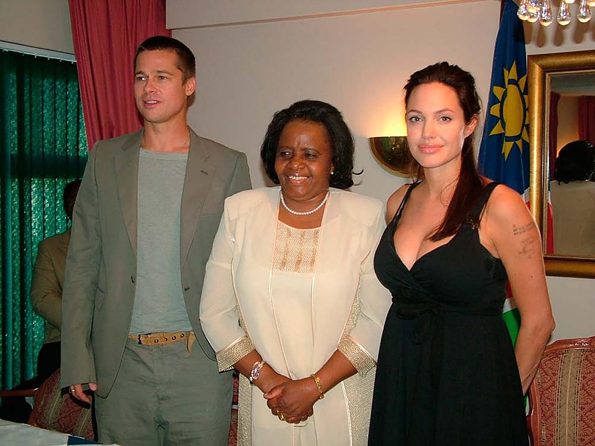 En mayo de 2006, nació la primera hija biológica de la pareja: Shiloh Nouvel que llegó al mundo en Namibia. Semanas antes de que tuviera lugar la cesárea programada, la pareja se instaló en el país africano.