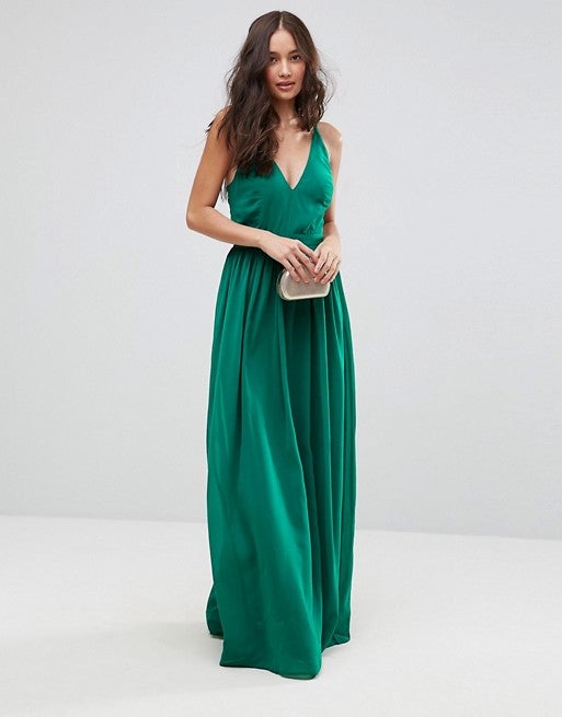 Una versión más sofisticada, pero siguiendo con el verde como protagonista, es este vestido de gasa de Asos (46.99 euros).