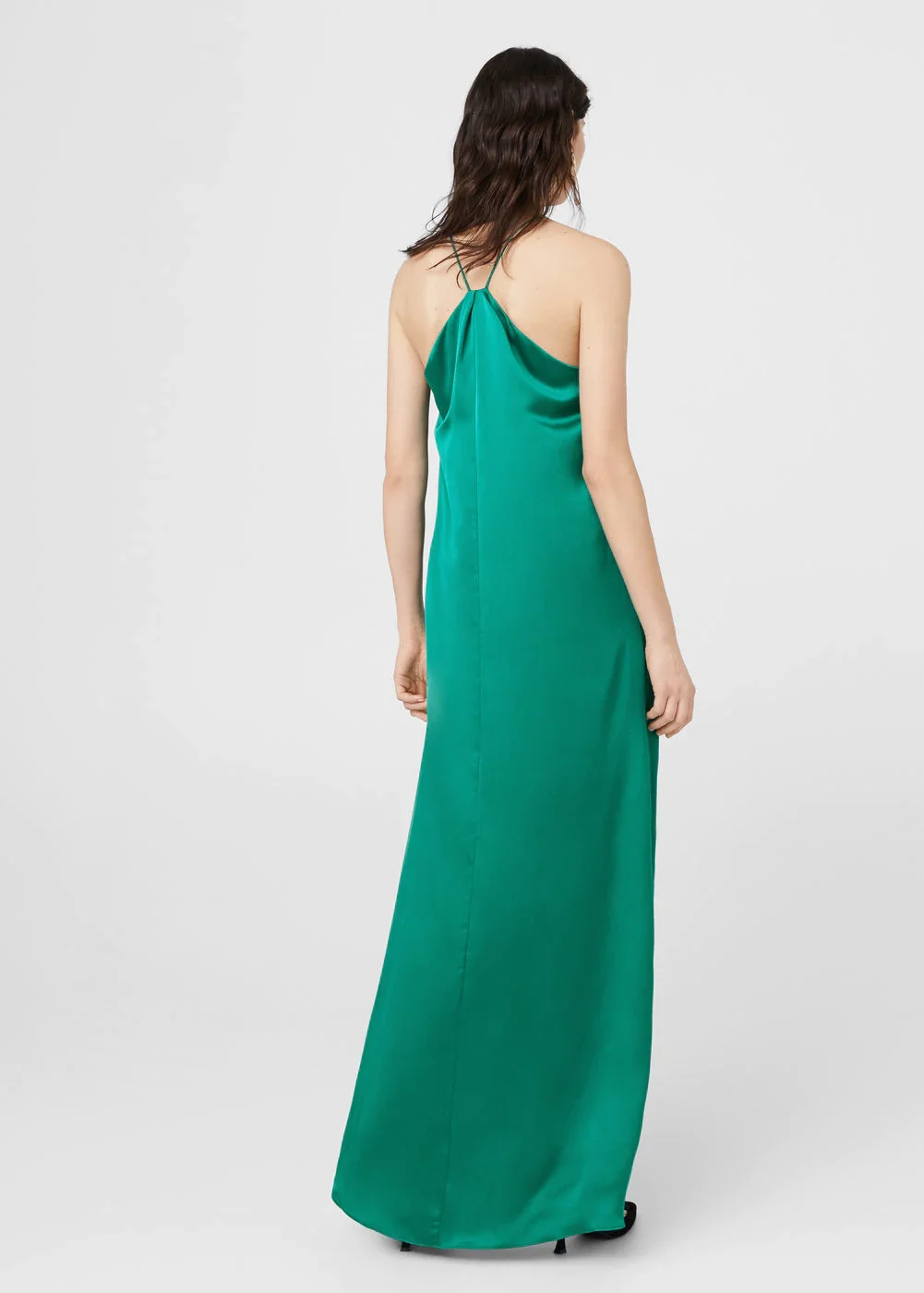 En raso verde hierba, y con una espalda muy similar al de Stella McCartney, este vestido es de la nueva colección de Mango y cuesta 59.99 euros.