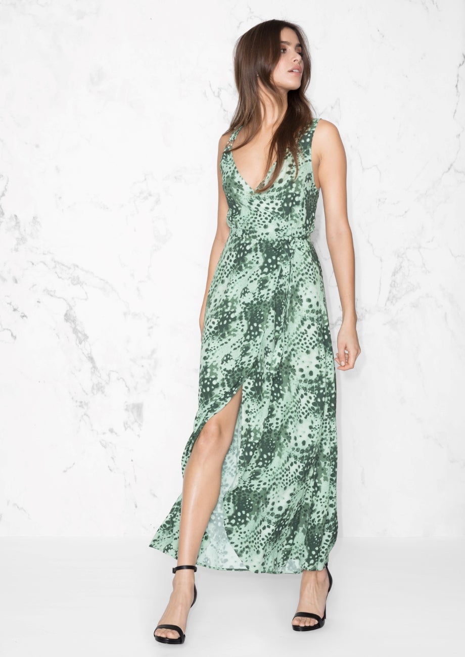 Lo mismo ocurre con este diseño estampado de &Other Stories (69 euros), que aportará un toque muy fresco a tus looks de entretiempo.