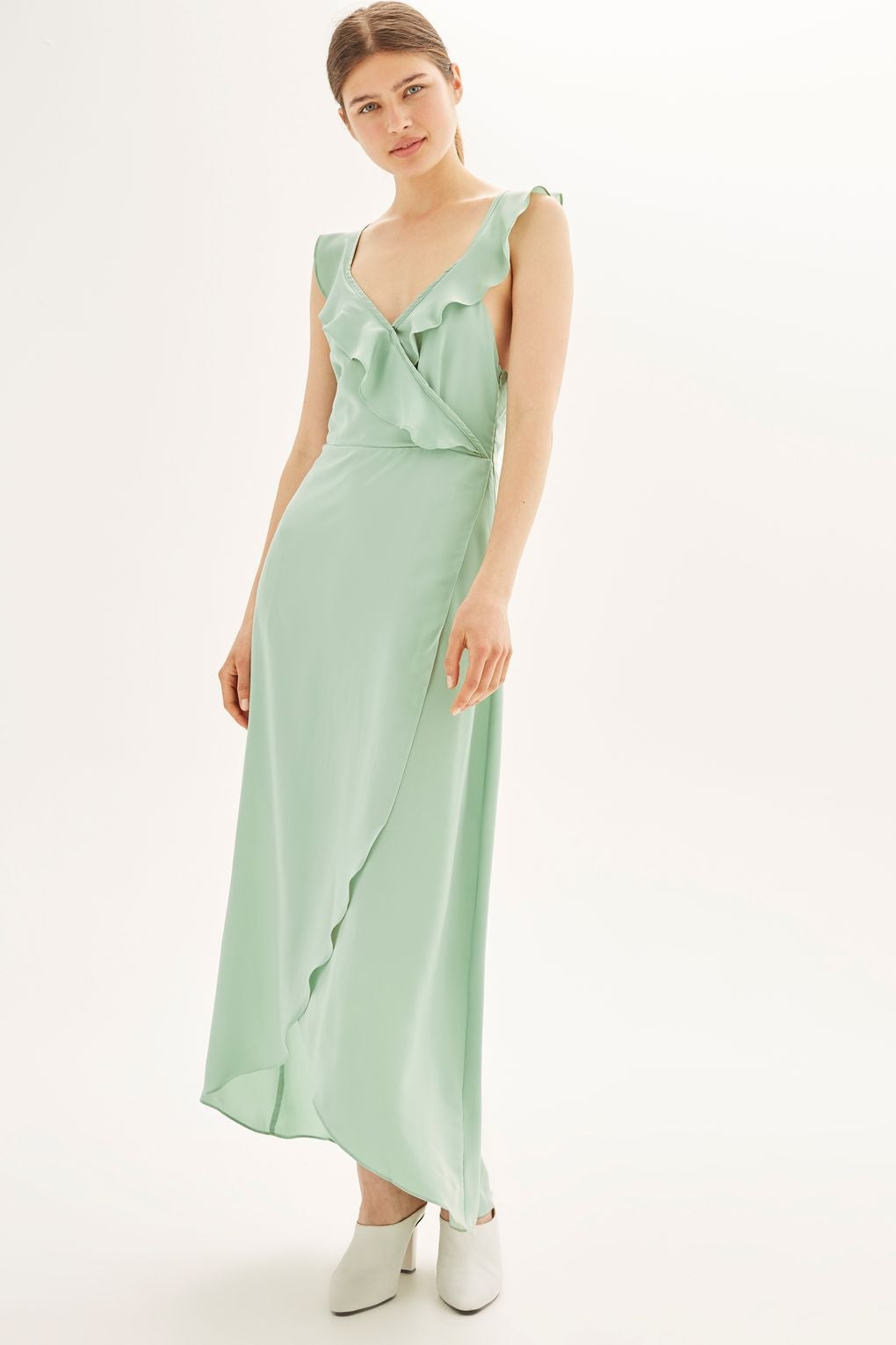 En verde agua, este 'wrap dress' de Topshop (44 euros) te salvará de todos tus compromisos sociales la próxima temporada. Combínalo con complementos dorados como hace Amal Alamuddin, y el resultado será espectacular.