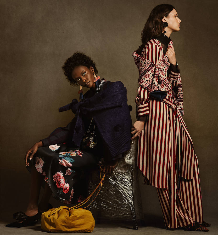 No, esta vez no hablamos de clones ni de prendas inspiradas en las grandes pasarelas, sino en el estilo que respira el nuevo lookbook de Zara, que nos transporta directas al imaginario de la Alta Costura gracias a sus colores, tejidos y, sobre todo, puesta en escena.