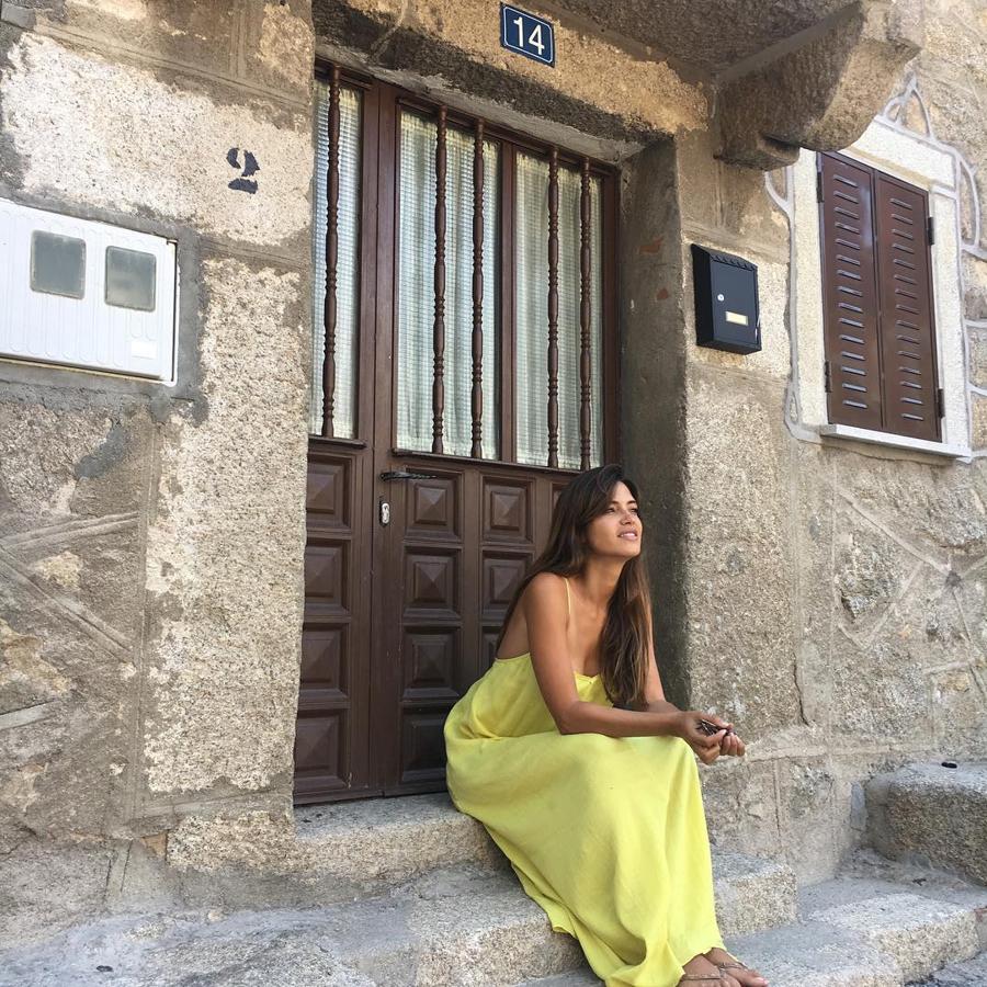 o maxi, como este vestido amarillo de Zadig & Voltaire que lució la periodista durante sus vacaciones en Navalcruz, el pueblo de Iker Casillas