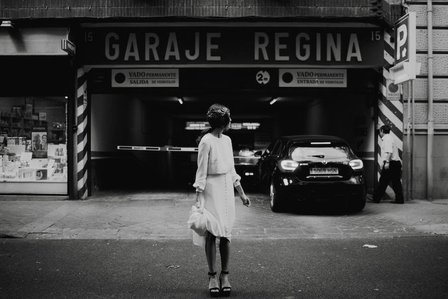 Alejandra Svarc nos ha conquistado con sus líneas minimalistas y sus propuestas de estética años '40, perfectos para novias urbanas y muy femeninas.