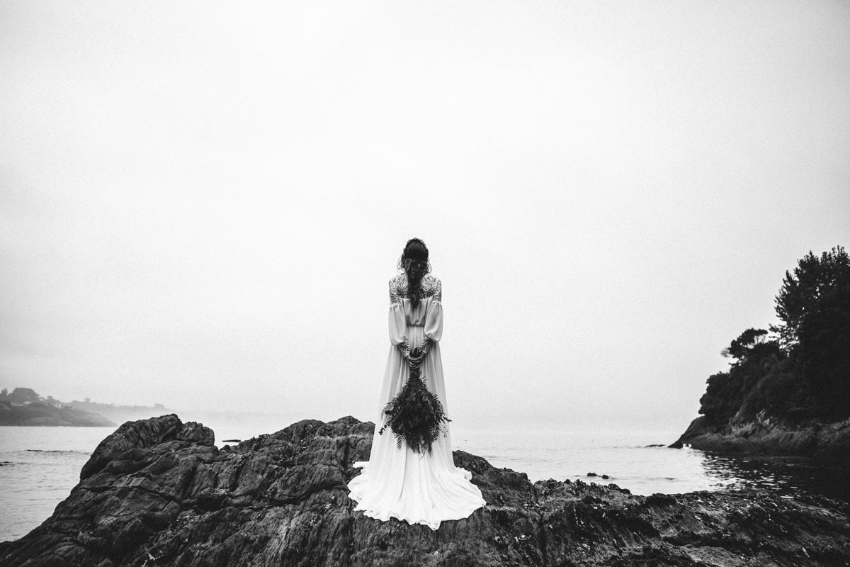Románticas, naturales, con un toque bohemio... Las novias de Boüret nos hacen soñar con una boda en el norte, bajo un cielo encapotado y con la mar más brava como telón de fondo.