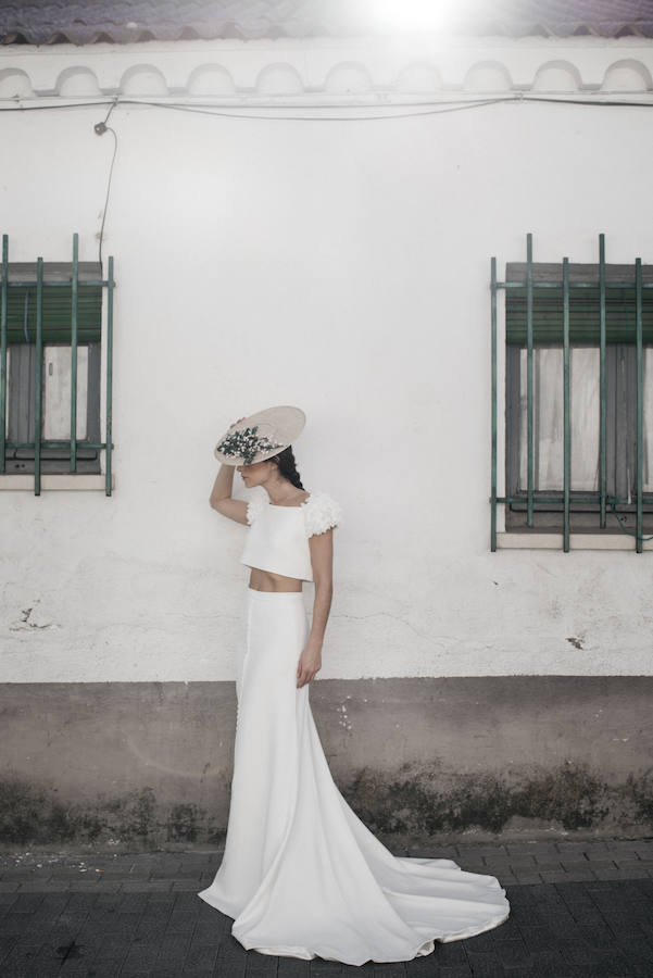 Valenzuela Atelier apuesta por la sencillez más elegante, con líneas puras, pero a la vez con toques que marcan la diferencia, como demuestra en este conjunto de falda sirena abotonada y crop top.