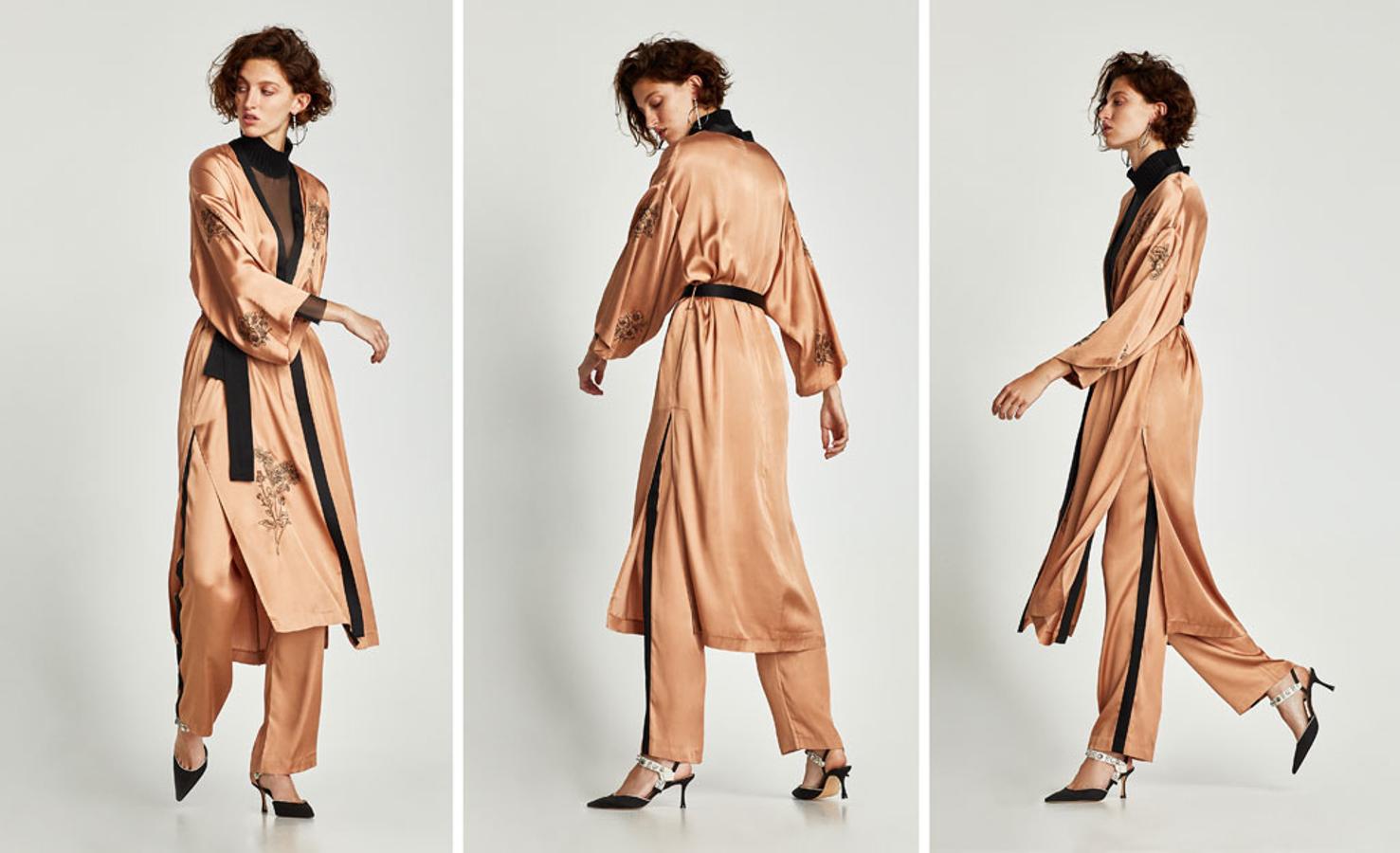 Con bordados, doble abertura lateral y vivos y cinturón negro, este kimono de Zara es perfecto para la noche. Precio: 49,95 euros