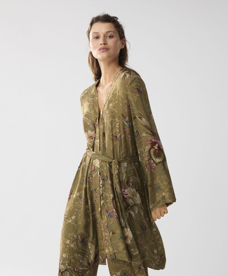 Tipo bata con estampados muy otoñales, hemos fichado este kimono en Oysho. Precio: 35 euros.