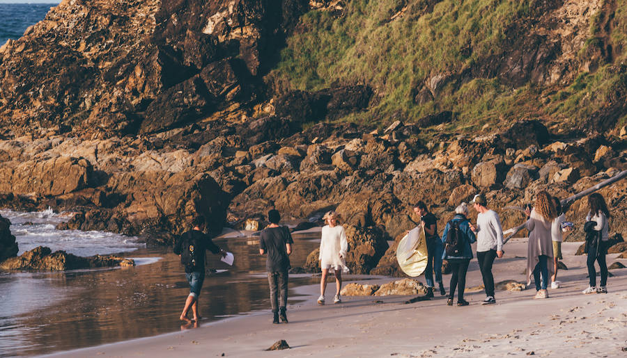 Elsa Pataky protagoniza y dirige junto a su hermano (Cristian Prieto) 'Emotions', el 'fashion film' de la campaña otoño-invierno 2017 de Gioseppo que se ha grabado entre Asturias y Australia, y en el que han contado con un equipo de excepción formado por el fotógrafo Miguel Reveriego, la estilista Belén Antolín y la maquilladora Beatriz Matallana.