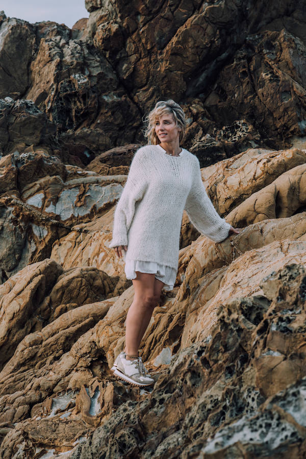 Elsa Pataky protagoniza y dirige junto a su hermano (Cristian Prieto) 'Emotions', el 'fashion film' de la campaña otoño-invierno 2017 de Gioseppo que se ha grabado entre Asturias y Australia, y en el que han contado con un equipo de excepción formado por el fotógrafo Miguel Reveriego, la estilista Belén Antolín y la maquilladora Beatriz Matallana.