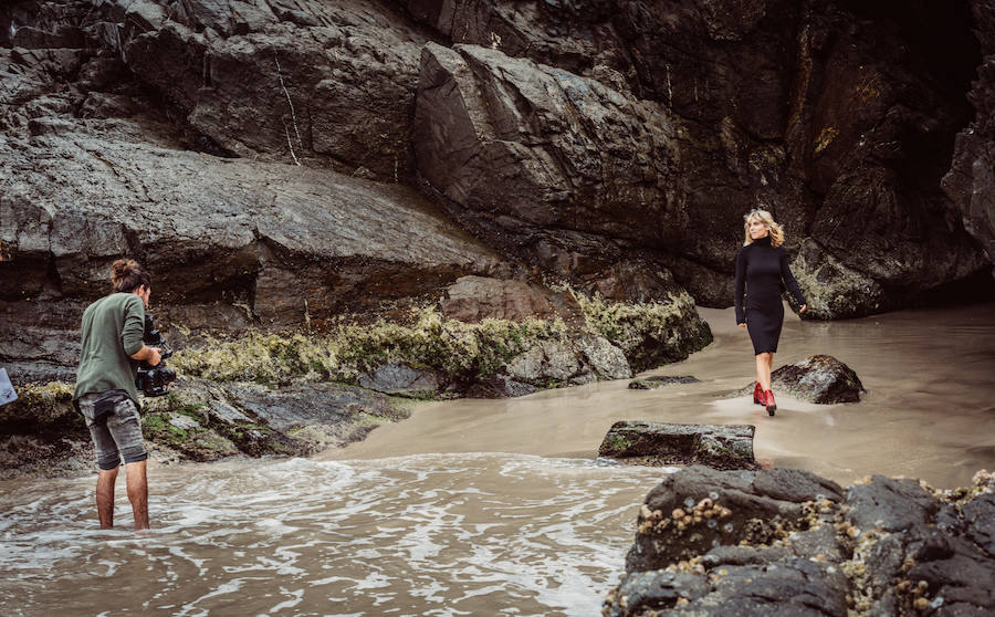 Elsa Pataky protagoniza y dirige junto a su hermano (Cristian Prieto) 'Emotions', el 'fashion film' de la campaña otoño-invierno 2017 de Gioseppo que se ha grabado entre Asturias y Australia, y en el que han contado con un equipo de excepción formado por el fotógrafo Miguel Reveriego, la estilista Belén Antolín y la maquilladora Beatriz Matallana.