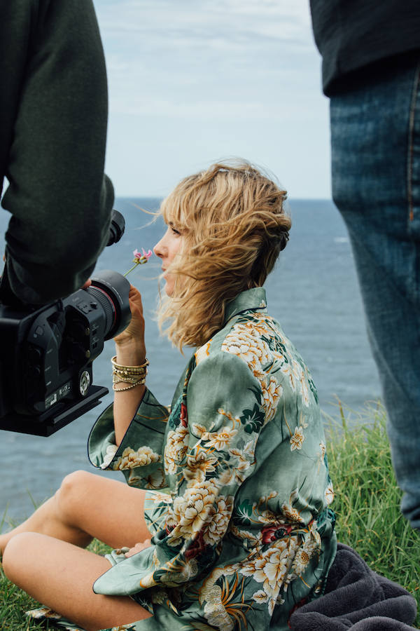 Elsa Pataky protagoniza y dirige junto a su hermano (Cristian Prieto) 'Emotions', el 'fashion film' de la campaña otoño-invierno 2017 de Gioseppo que se ha grabado entre Asturias y Australia, y en el que han contado con un equipo de excepción formado por el fotógrafo Miguel Reveriego, la estilista Belén Antolín y la maquilladora Beatriz Matallana.