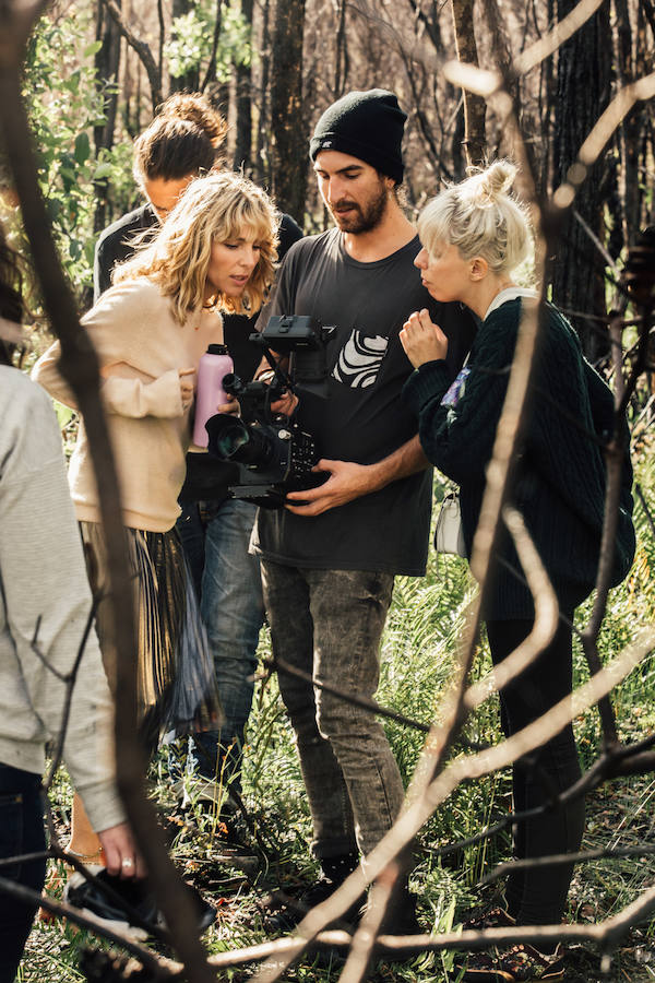 Elsa Pataky protagoniza y dirige junto a su hermano (Cristian Prieto) 'Emotions', el 'fashion film' de la campaña otoño-invierno 2017 de Gioseppo que se ha grabado entre Asturias y Australia, y en el que han contado con un equipo de excepción formado por el fotógrafo Miguel Reveriego, la estilista Belén Antolín y la maquilladora Beatriz Matallana.