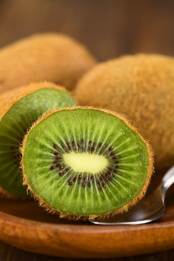 Una enzima del kiwi llamada actinidina favorece la digestión y reduce la producción de gases. En ayunas, es más eficaz.