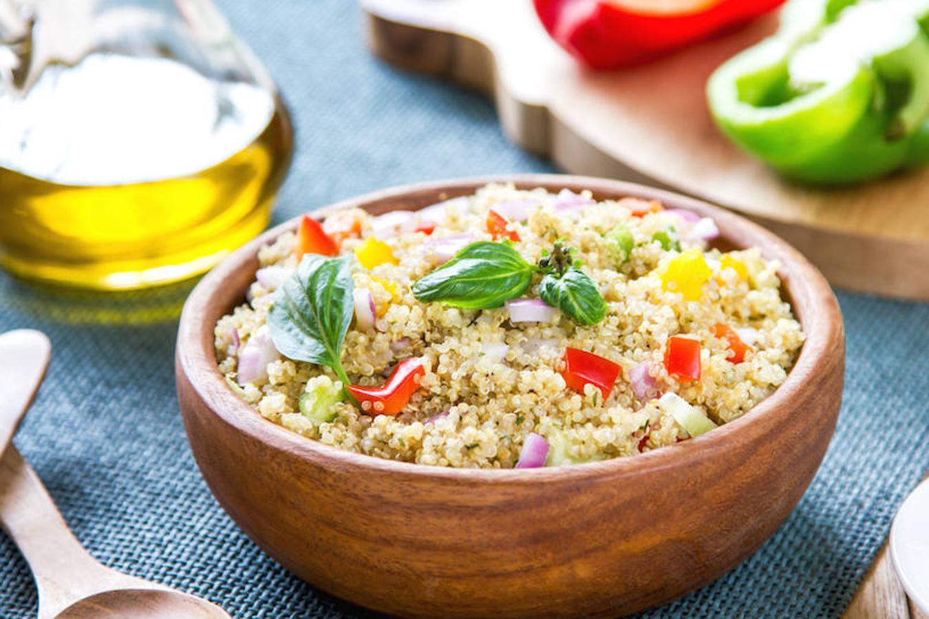 La quinoa contiene 8 aminoácidos esenciales y un equilibrio de proteínas, fibra dietética, grasas no saturadas, minerales y carbohidratos.