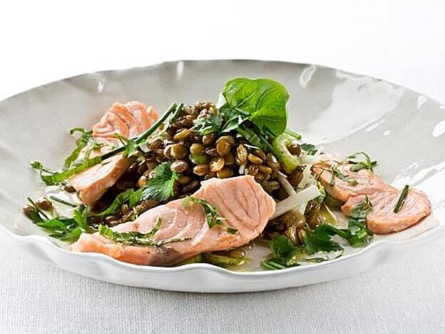 Ensalada de lentejas con salmón fresco.