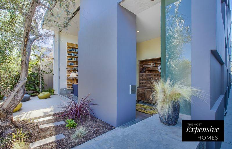 Los espacios exteriores están llenos de rincones especiales con el color como protagonista.