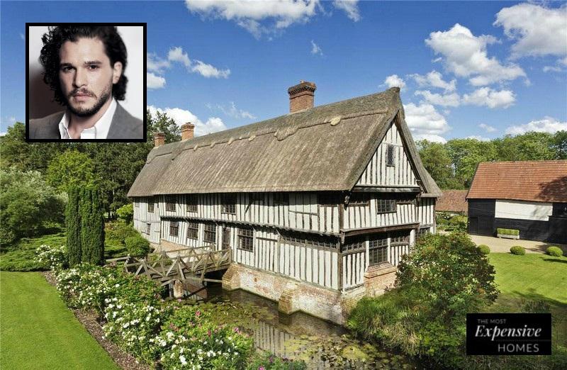 A diferencia de la mansión de Emilia Clarke en Venice, California, Kit Haringtons (Jon Snow) vive en una impresionante casona inglesa del siglo XV.