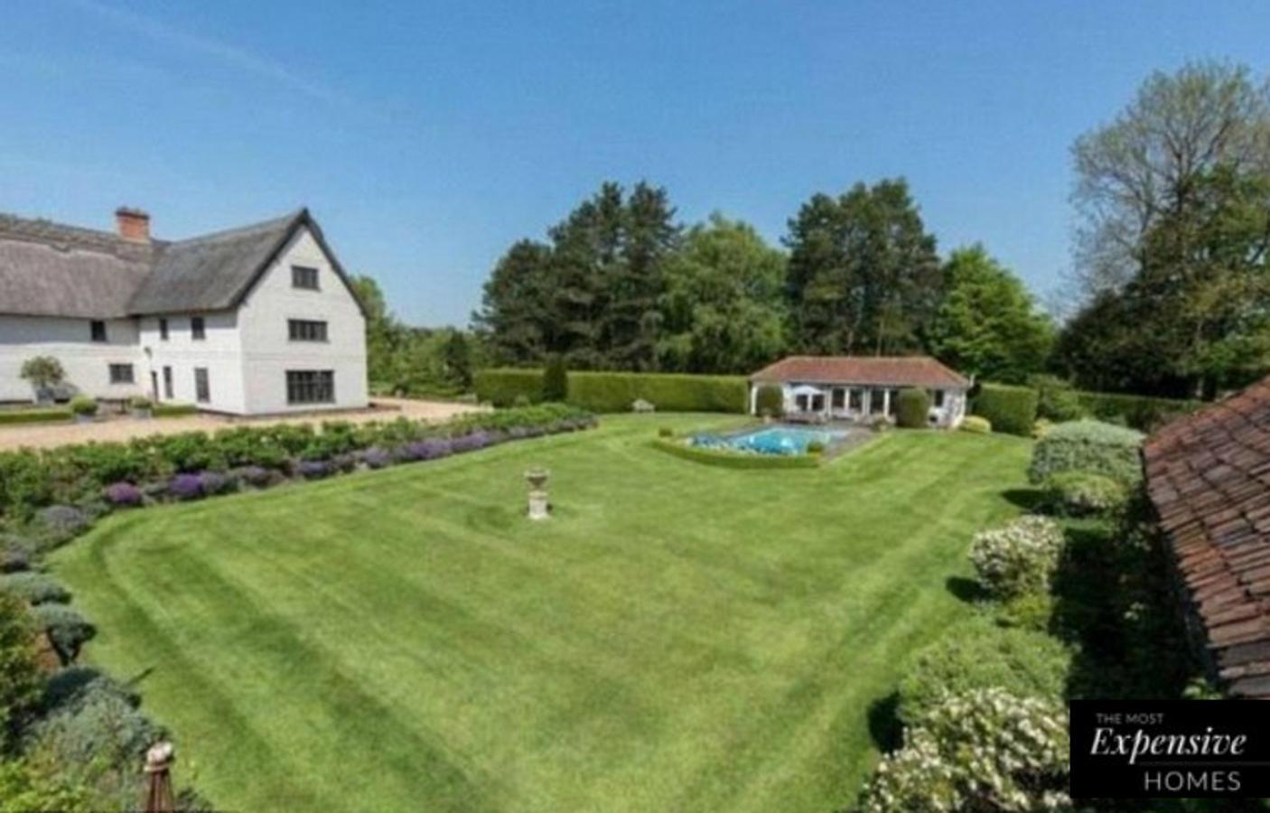 La impresionante propiedad de Jon Snow tiene unos enormes jardines alrededor de los que se articulan las diferentes estancias de la casa.