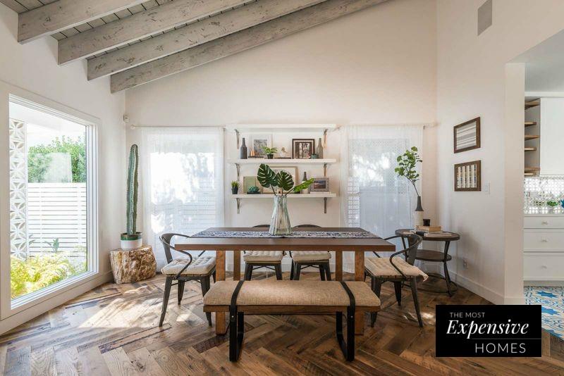 La combinación de madera con el blanco y las plantas naturales siempre consigue resultados tan inspiradores como este comedor.