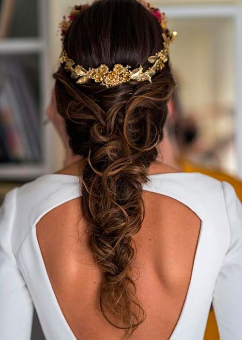 Si quieres llevar el pelo recogido el día de tu boda, pero no quieres un moño clásico, apuesta por una trenza despeinada como esta. Irás comodísima y, a la vez, derrocharás estilo (Foto: Pinterest).
