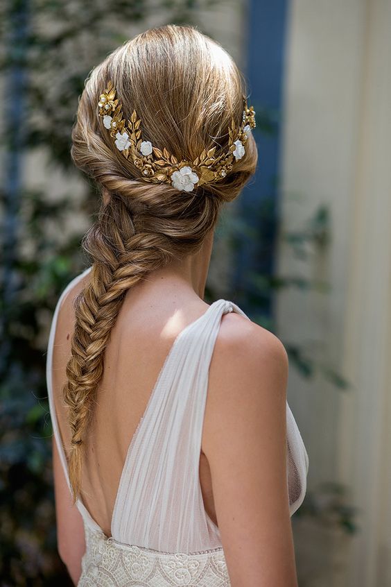 La sofisticación hecha peinado: trenza de espiga con media corona joya para acompañar a un look de inspiración griega (Foto: Pinterest).
