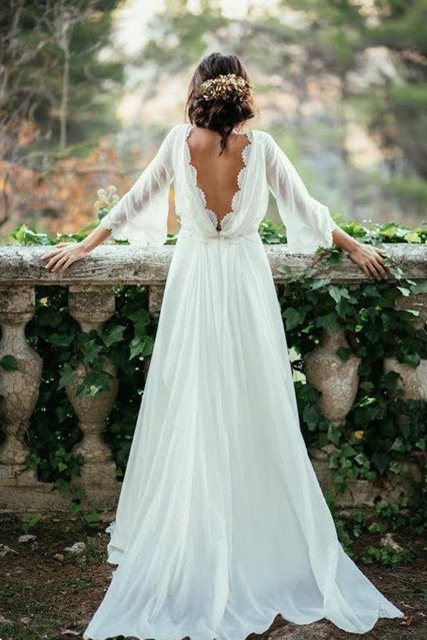 Los tocados con flores no son solo para la primavera y el verano: en otoño, las plantas verdes y los tonos ocres se convierten en protagonistas para decorar recogidos bajos 'messy' como este (Foto: Pinterest).