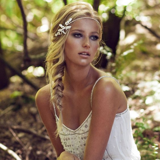 Una sencilla trenza deshecha se convierte en un peinado de lo más sofisticado si lo completamos con un tocado joya como este (Foto: Pinterest).