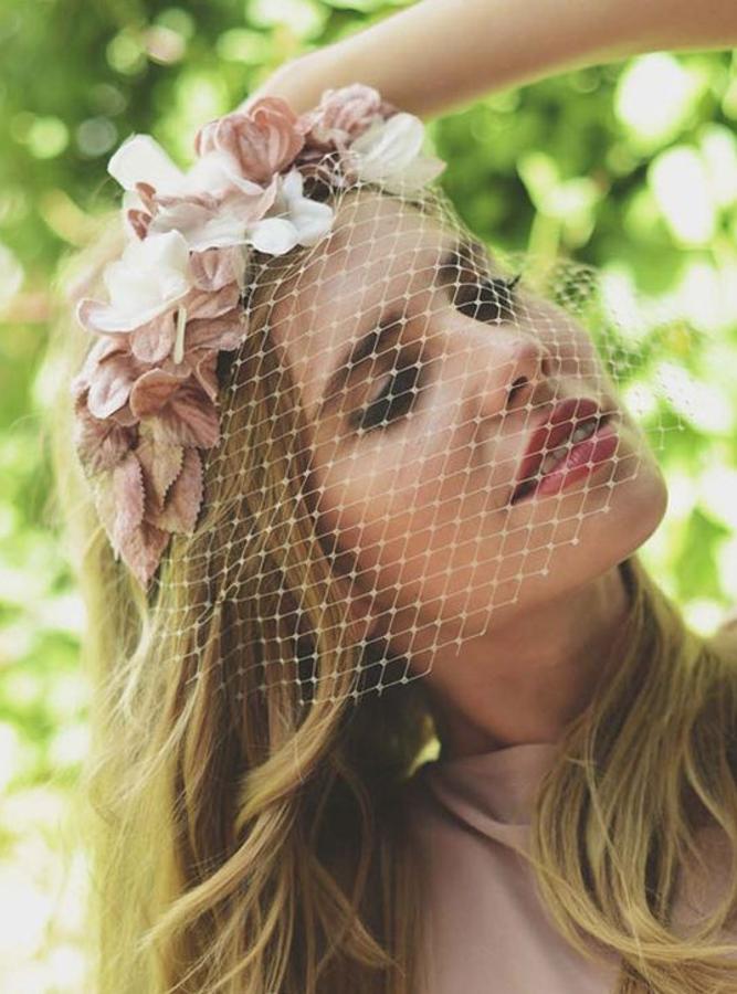 Para las novias más románticas, nos encanta esta melena suelta con ondas combinada con el detalle de la corona floral con redecilla, una alternativa perfecta al clásico velo (Foto: Pinterest).