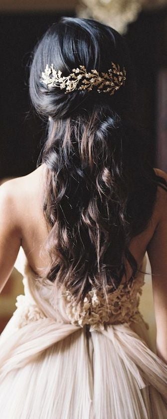 Tan sencillo, y tan perfecto: nos encanta este semirrecogido con melena con ondas naturales adornado con un sencillo tocado dorado (Foto: Pinterest).