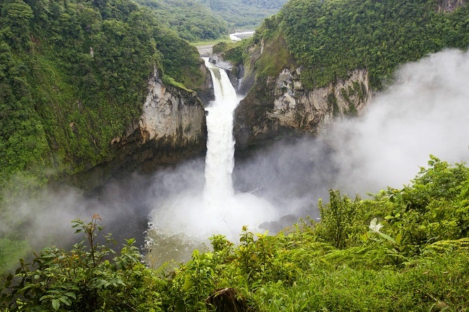 A los pies del volcán Reventador y desde una altura de más de 150 metros, la cascada de San Rafael es el salto de agua y cascada más alto de todo Ecuador, también una de sus cascadas más hermosas. Es una vista preciosa, que ahora corre peligro porque está prevista la construcción de un sistema de presas hidroeléctricas.