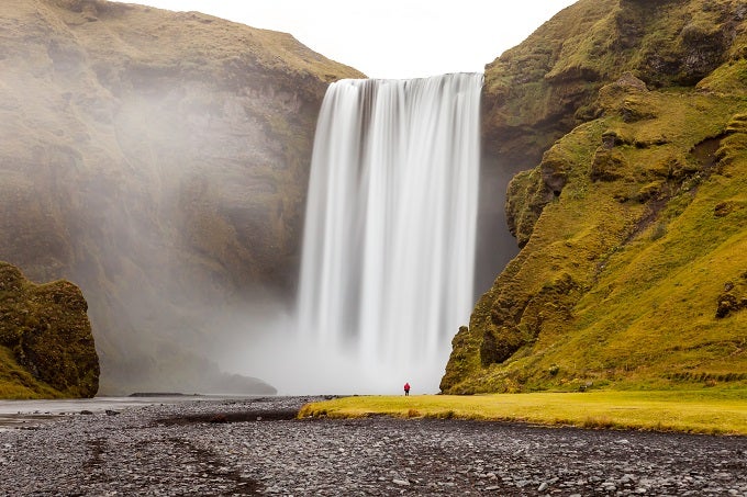 Una de las cascadas más hermosas de Islandia, que se precipita desde unos 60 metros de altura. El poder de la velocidad del agua, un escenario encantador lleno de rocas, paisajes lunares y vegetación hacen de éste uno de los rincones más increíbles de la isla. La leyenda cuenta que cualquier persona que entre en contacto con las aguas encontrará un objeto perdido durante un largo tiempo. Así que si no te acuerdas de dónde has guardado algo, quizás es hora de viajar a Islandia.
