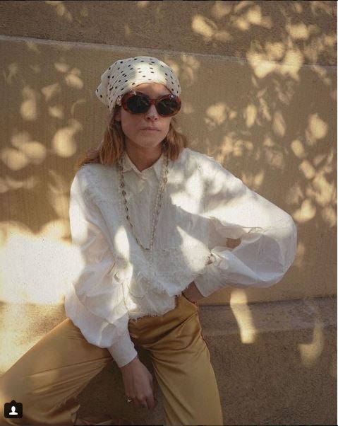 Es española y tiene 194.000 segudores en su cuenta de Instagram. Su estilo ecléctico, su pasión por las prendas y accesorios de firma y sus looks atrevidos pero correctos nos han hecho enamorarnos de esta joven catalana. @blancamiro.