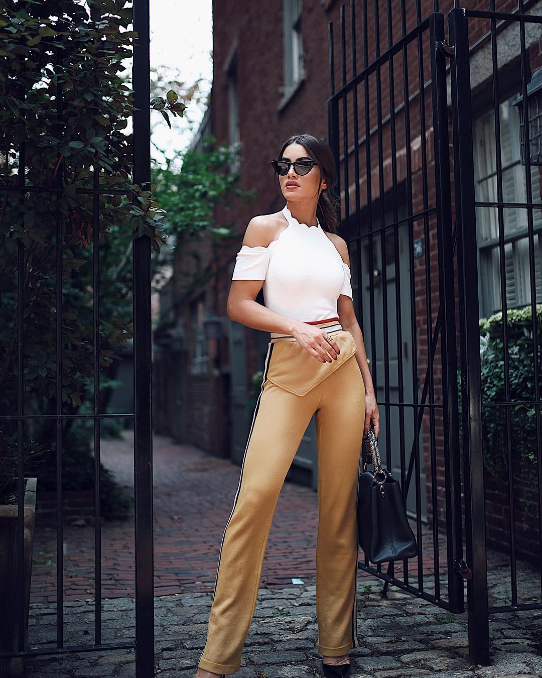 Esta brasileña de 29 años es una blogger de moda que mezcla su estilo informal con un toque de moderno y elegantismo. @camilacoelho