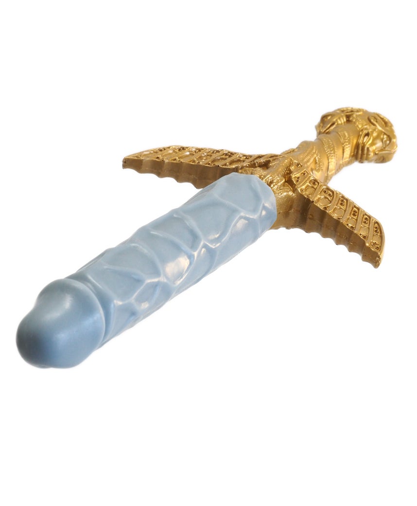 Detalle de la espada de dragón que recuerda a Danaerys Targaryen, madre de dragones Rhaegal, Drogon y Viserion en 'Juego de Tronos', es otro de los artículos eróticos inspirados en la serie. Es un potente vibrador con la empuñadura dorada.