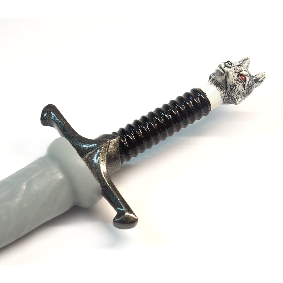 Detalle de la empuñadura del vibrador decorado con la cabeza de lobo que luce la espada de Jon Snow, que es uno de los artículos de Geek Sex Toys más demandados por los fans de la serie.