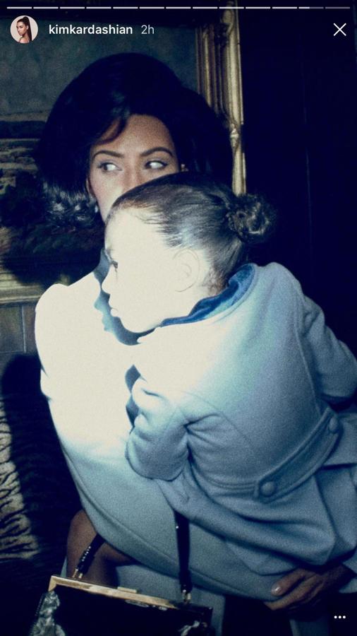 La estadounidense cogiendo en brazos a su hija, ambas con un abrigo en color azul cielo.