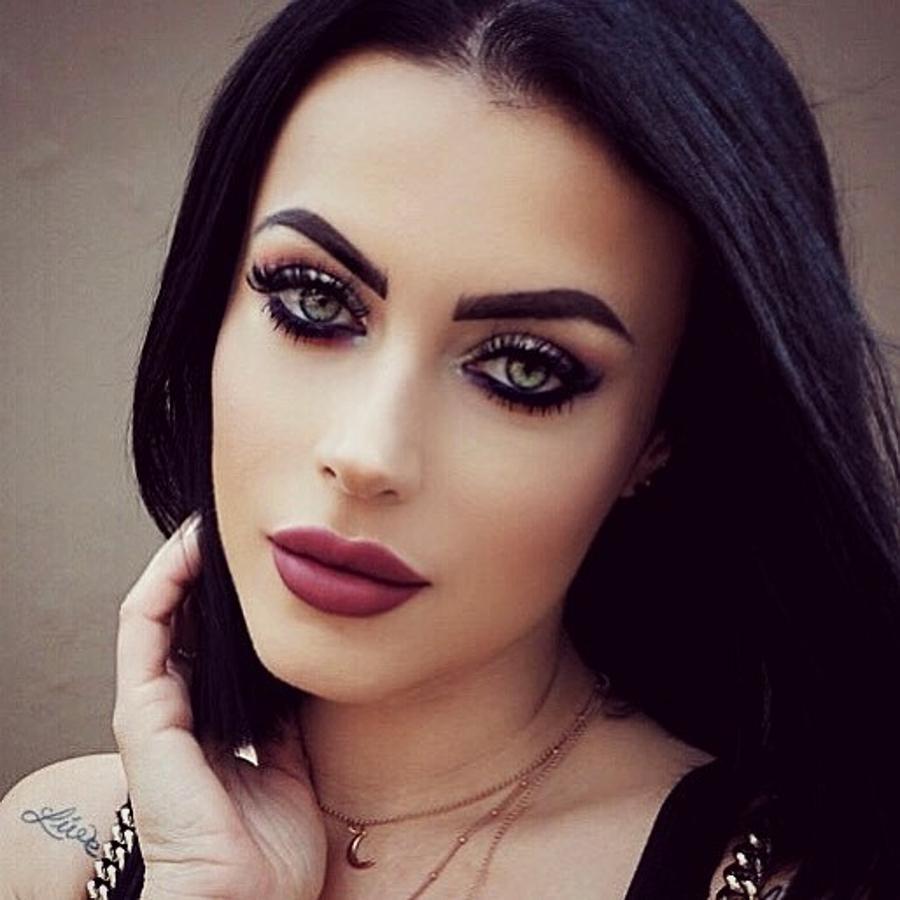 Maya Mia sube sus vídeos de cómo maquillarse a las diferentes redes sociales, además de su canal de Youtube. (1,5mm de seguidores)